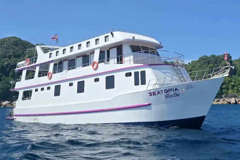 シミラン諸島を航行するライブアボード・シートピア（外観）